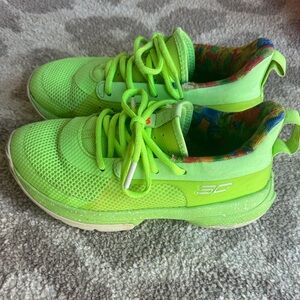 Under Armour Kids US  2.5 Lime Sour Patch Curry 7 Shoes
